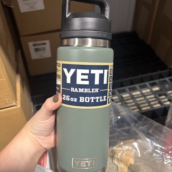 NWT Yeti 26oz Rambler Bottle Chug with Cap Camp Green - Picture 1 of 4